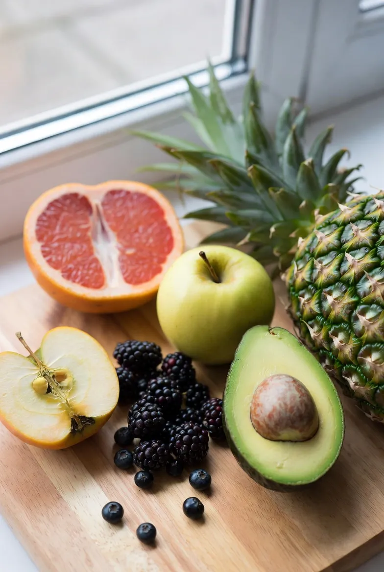 تصویر میوه‌های چربی‌سوز طبیعی مثل گریپ‌فروت، سیب و توت‌ها برای کاهش وزن