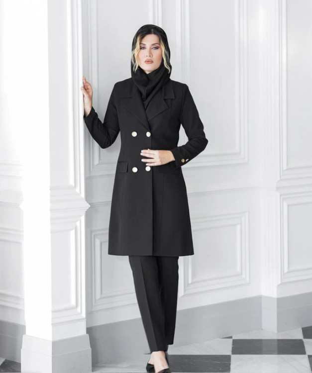 مانتو شلوار اداری زنانه ۴ دکمه ساده مشکی با طراحی رسمی و کلاسیک