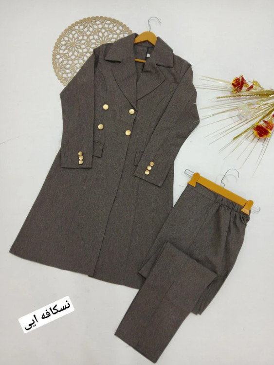 مانتو شلوار اداری زنانه ۴ دکمه ساده نسکافهای برای استایل خاص و متفاوت