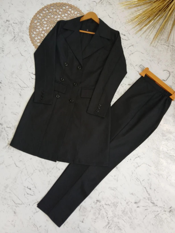 مانتو شلوار اداری زنانه ۶ دکمه ساده مشکی با طراحی رسمی و کلاسیک