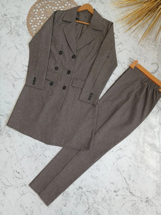 مانتو شلوار اداری زنانه ۶ دکمه ساده نسکافهای با پارچه مقاوم و طراحی شیک