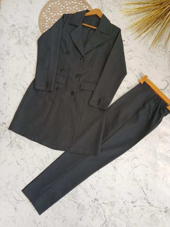 مانتو شلوار اداری زنانه ۶ دکمه ساده نوک مدادی با طراحی ساده و رسمی