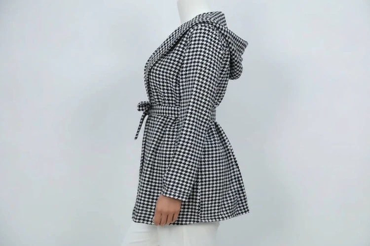 پالتو بلند زنانه پیچازی سفید مشکی با طرح کلاسیک و مناسب استایل زمستانی