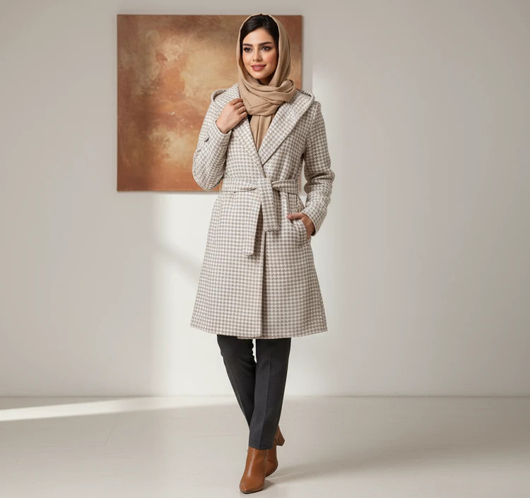 پالتو بلند زنانه پیچازی نسکافهای روشن با پارچه مقاوم و مناسب فصل پاییز و زمستان