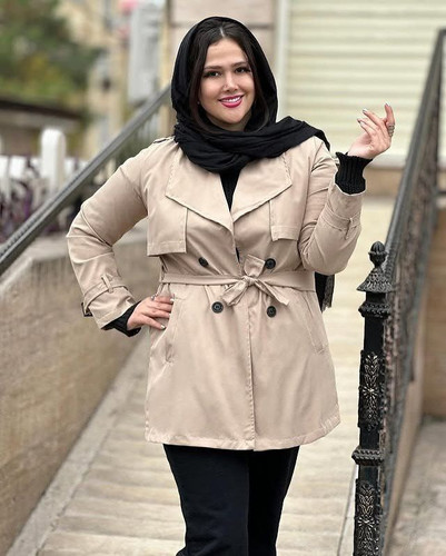 بارونی زنانه کوتاه آستردار کرم استخوانی با طراحی شیک و مناسب استایل رسمی