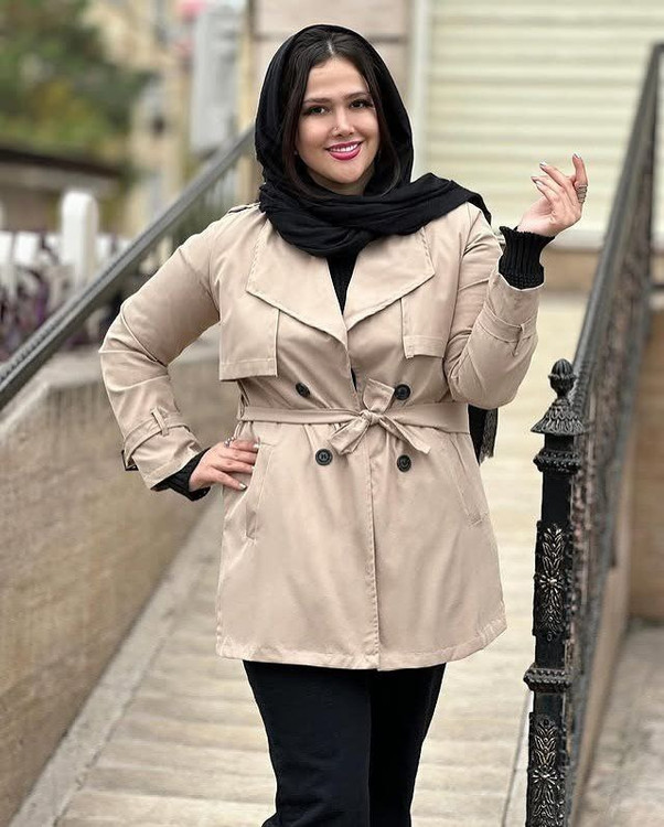 بارونی زنانه کوتاه آستردار کرم استخوانی با طراحی شیک و مناسب استایل رسمی